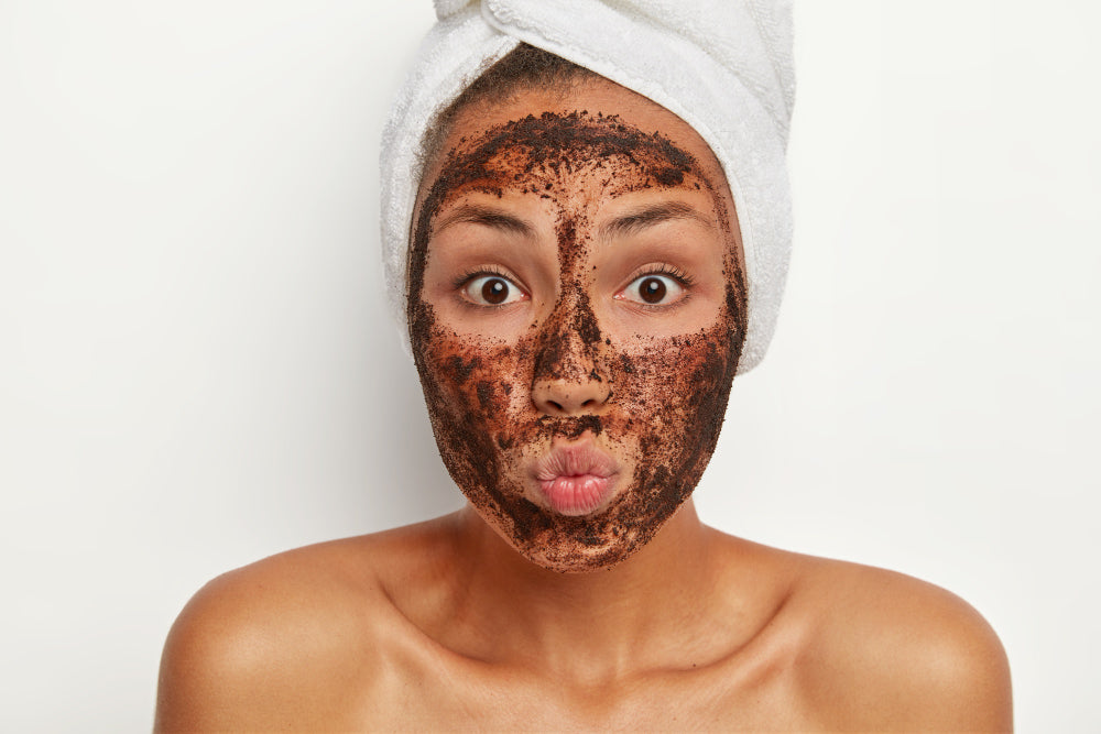 La différence entre gommage et peeling